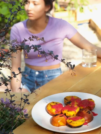 Персики на гриле со свежим малиновым соусом