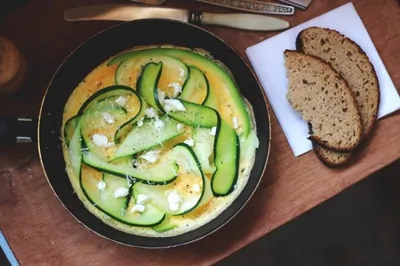 Омлет с цукини, зеленым луком и брынзой