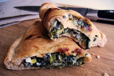 Кальцоне с мятой и рикоттой