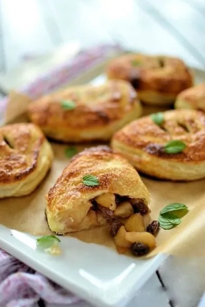 Французские кармашки с яблоками и изюмом