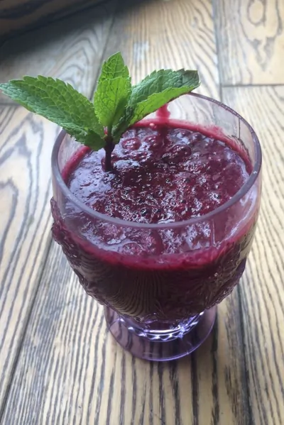 Смузи из ананаса и черной смородины