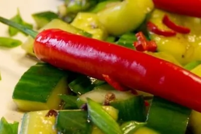 Огуречный салат с красным чилийским перцем