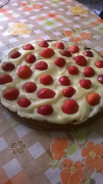 Торт с клубникой и заварным кремом