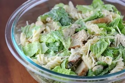 Макаронный салат «Цезарь»