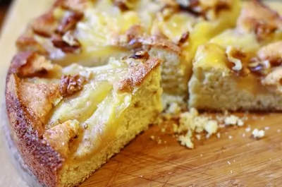 Пирог с карамелизованными грушами