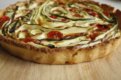 Сырный киш с черри и лепестками цукини