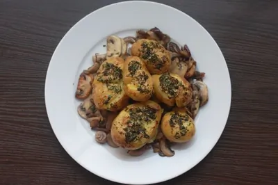 Помятый молодой картофель с зеленью и чесноком