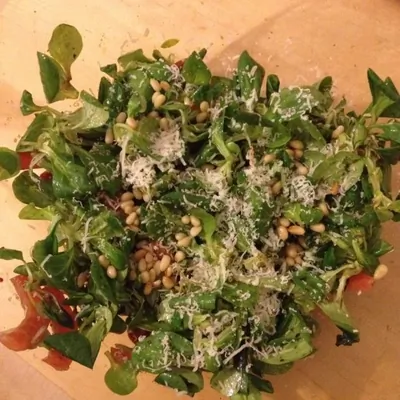 Салат с красной рыбой и кедровыми орехами