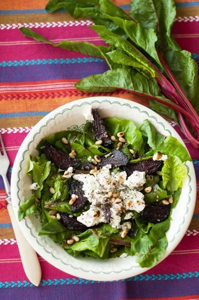 Салат с печеной свеклой, фетой и тыквенным маслом