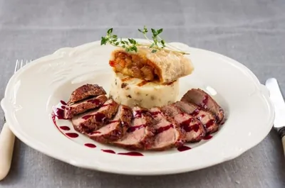 Филе утки с пюре и вишневым соусом