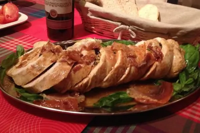 Рулет из индейки в беконе