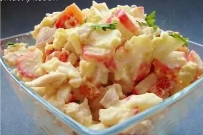 Салат с курицей, крабовыми палочками и сладким перцем