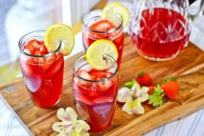 Лимонад с гибискусовым чаем и клубникой