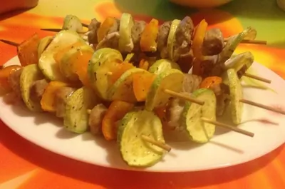 Куриные шашлычки на шпажках с овощами