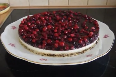 Торт с белым шоколадом и клюквой