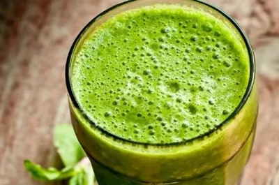 Зеленый смузи с апельсиновым соком
