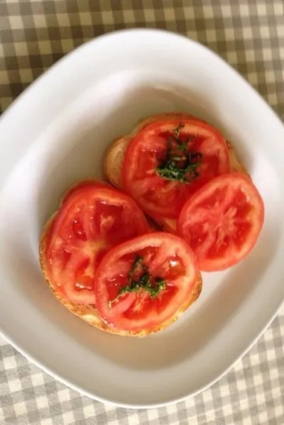 Бутерброд с помидором и майонезом