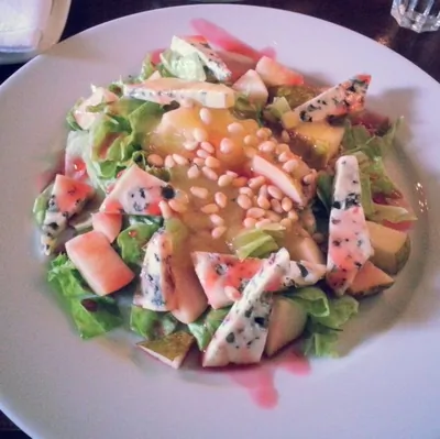 Салат «Груши в сыре»