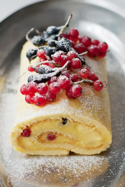 Бисквитный рулет с лимонным кремом и ягодами