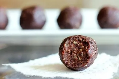 Шарики из фиников с какао-бобами