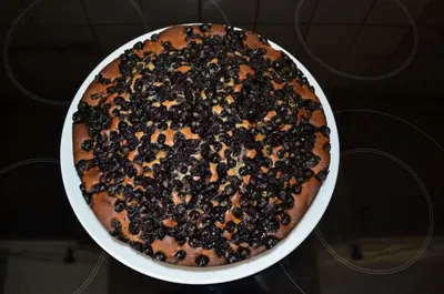 Йогуртовый пирог с черной смородиной