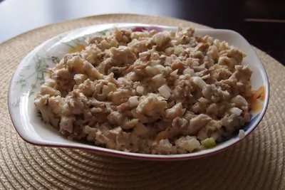 Салат с треской, луком, яйцом