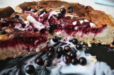 Творожный пирог с черной смородиной