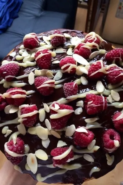 Бисквит в шоколадной глазури со свежей малиной