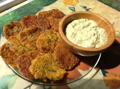 Овощные оладьи со сливочным соусом из брокколи