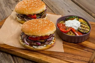 Грильбургер с дзадзики