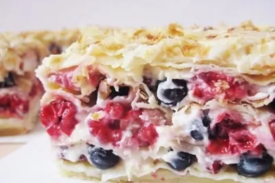 Пирог из слоеного теста со сметаной и ягодама