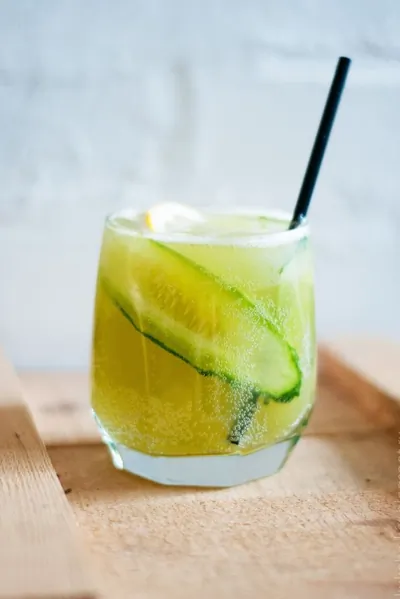 Газированный огуречный лимонад