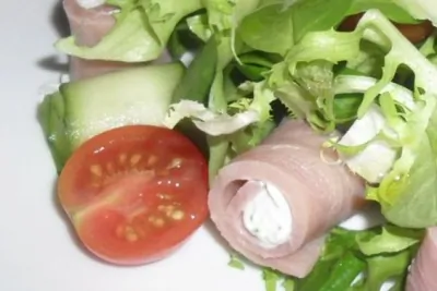 Салат из ветчины и творожного сыра