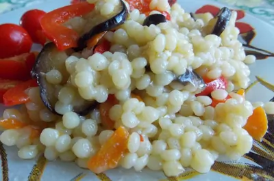 Птитим с баклажанами и болгарским перцем