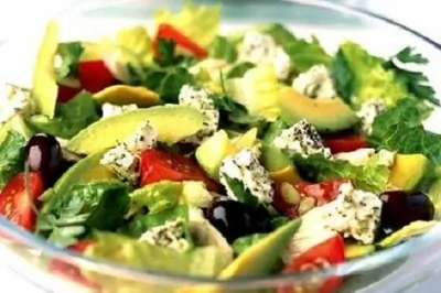 Салат с авокадо и брынзой