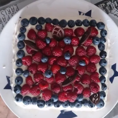 Малиновый бисквитный торт