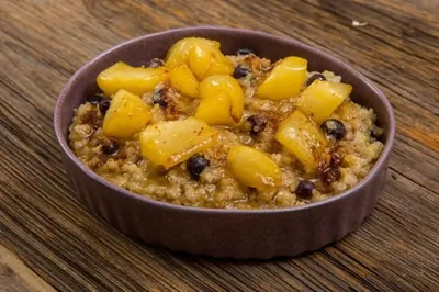 Каша из киноа с соте из груш