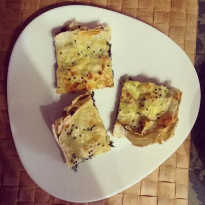 Пирог из лаваша с креветками и шпинатом