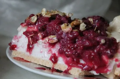 Десерт «Павлова» с малиной и гранолой