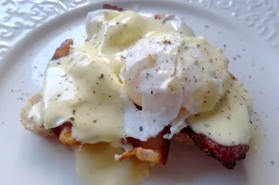 Яйца по бенедиктински под голландским соусом