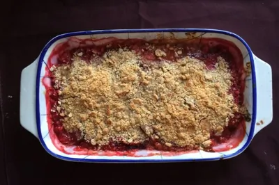 Безглютеновый крамбл из сливы с ревенем