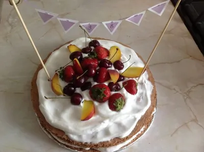 Голый торт со свежими ягодами