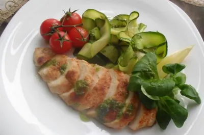 Куриная грудка с лапшой из цукини