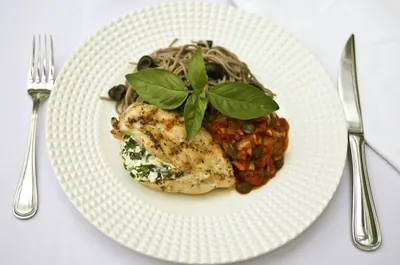 Куриные грудки с сыром фета, гречневой лапшой и соусом путанеско