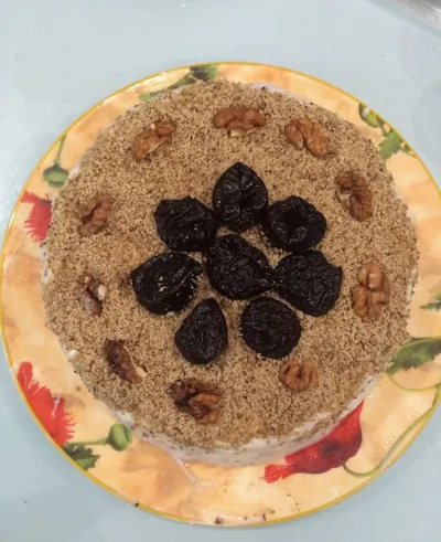Медовик с черносливом и грецкими орехами