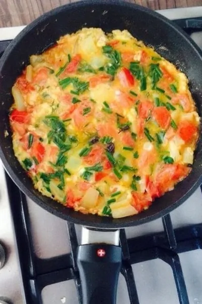 Яичница с помидорами и болгарским перцем