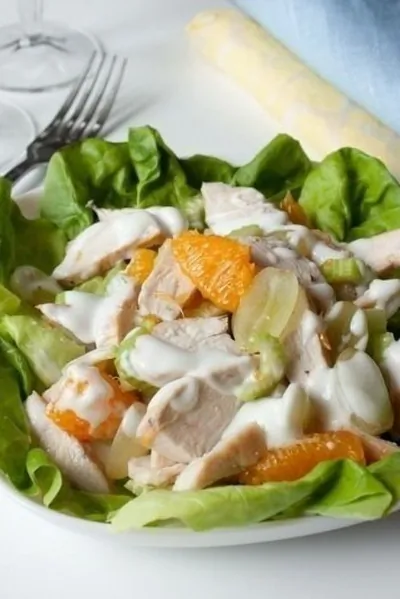 Салат из курицы с апельсином и виноградом