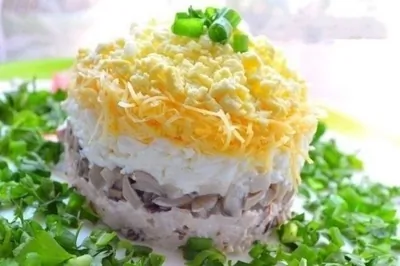Слоеный салат с копченой курицей и грибами