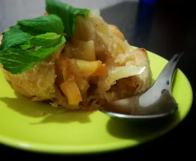 Слоеные мешочки с яблоками и мятой