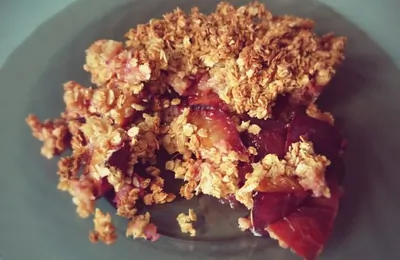Диетический сливовый крамбл